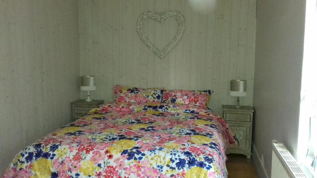 特鲁瓦Duplex La Maisonnette 2 Chambres - parking gratuit的卧室配有一张位于墙上的床铺。