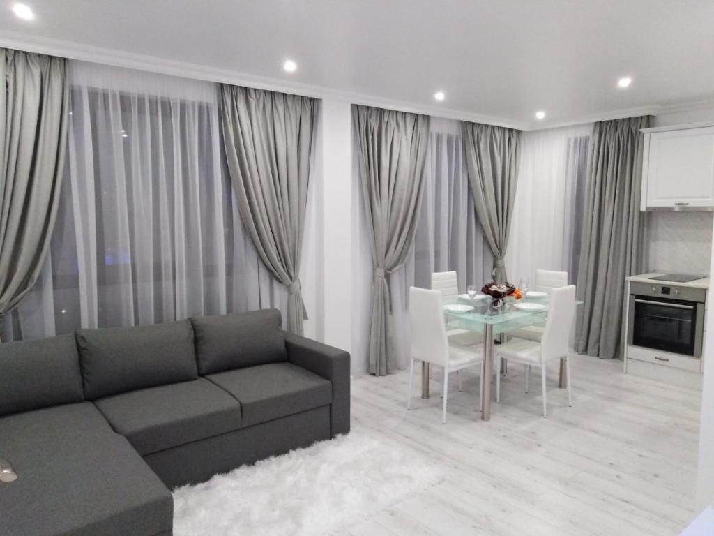 布尔加斯Vip Luxury APARTMENT的客厅配有沙发和桌子