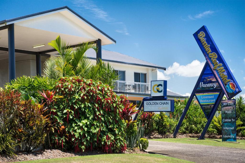 因尼斯费尔堡礁因尼斯费尔汽车旅馆的房屋前有标志的建筑物