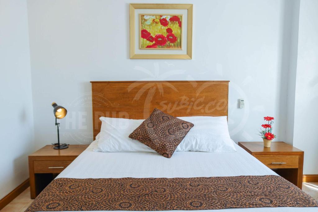 奥隆阿波酒馆酒店 的一间卧室配有一张带木制床头板的床