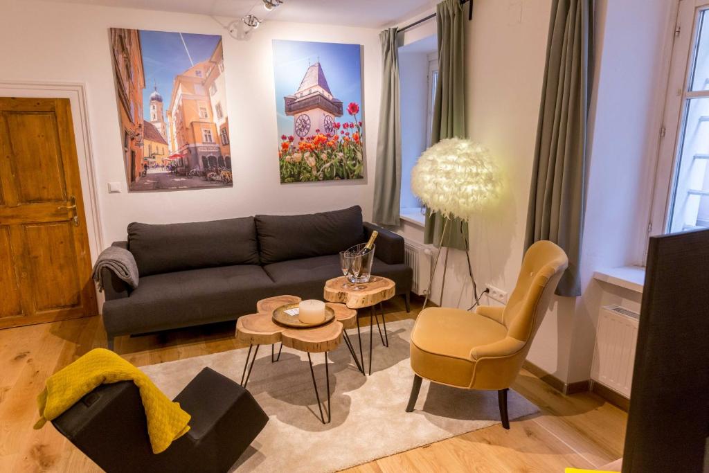格拉茨Charming 45m2 Apartment in Heart of Graz的客厅配有沙发和桌子