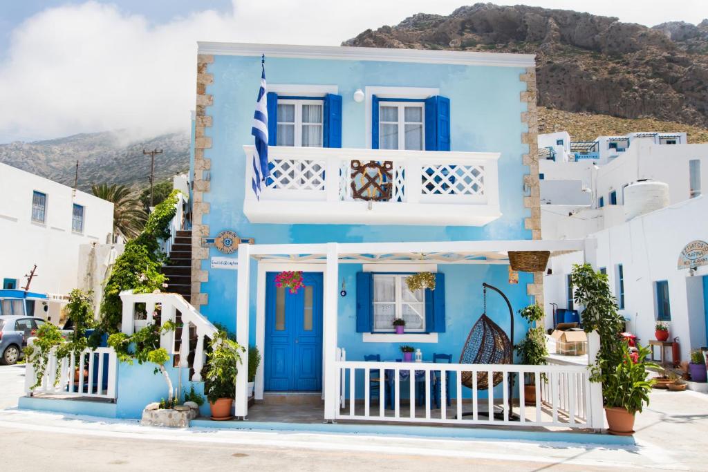 卡尔帕索斯Captain Elias Studios 2的蓝色和白色的房子,有蓝色的门