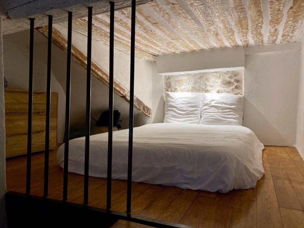 昂蒂布Charmant studio vieil Antibes的一间卧室配有一张带金属床架的床
