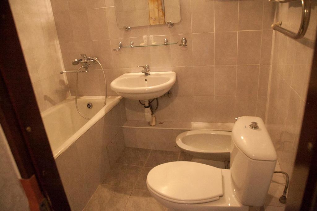 比什凯克Seven Hotel Bishkek的一间带卫生间和水槽的小浴室