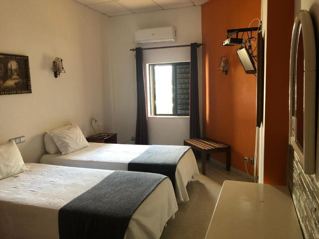 萨格里什阿塔里雅公寓式酒店的酒店客房设有两张床和窗户。
