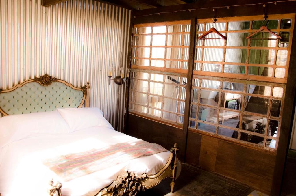 塞拉德洛斯帕德雷斯El Granero的一间卧室设有一张床和一个窗口