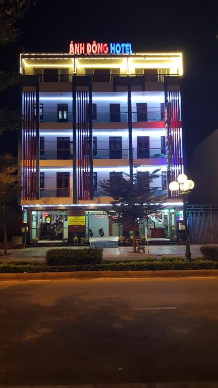 潘郎Khách sạn Ánh Đông的一座晚上有亚马逊舞厅的建筑