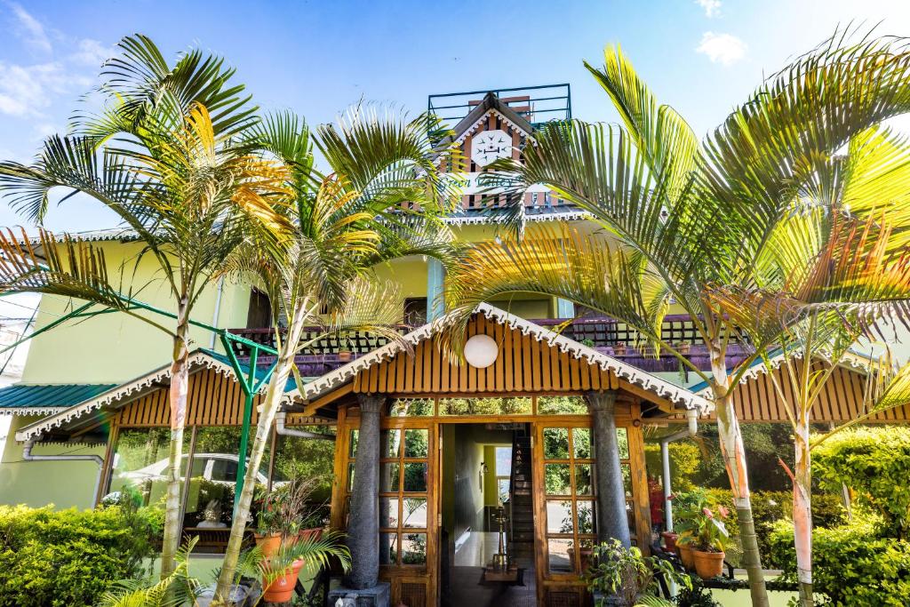 蒙纳绿谷韦斯塔旅馆的一座棕榈树建筑