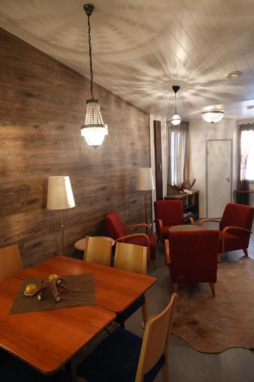 KierinkiKierinki Village Majatalo的餐厅拥有木墙和桌椅