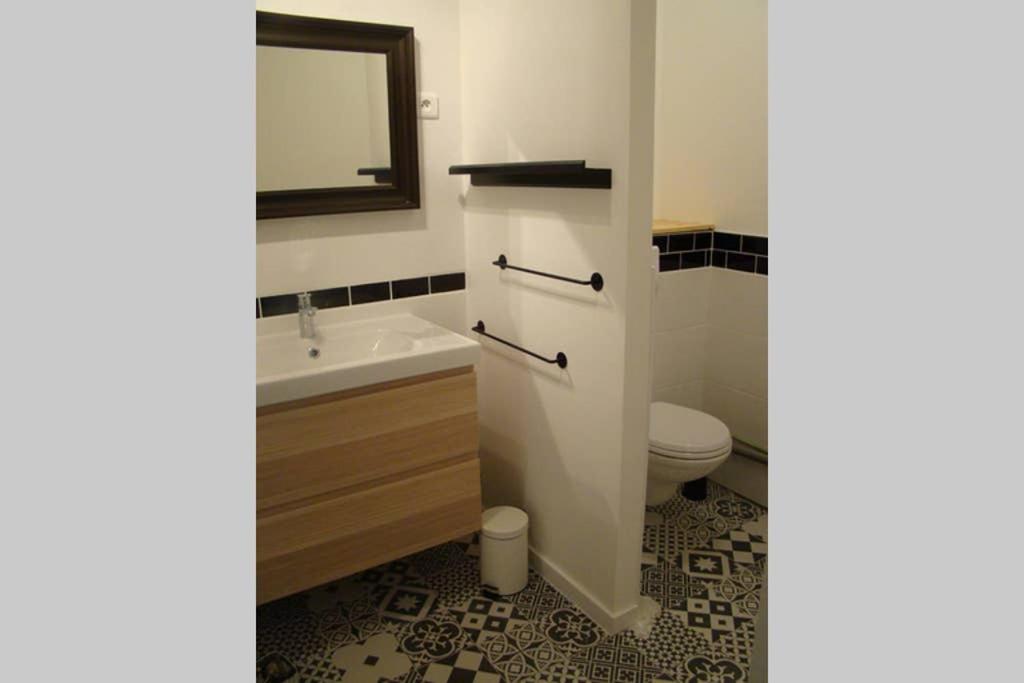 BeureLe petit Beure的一间带水槽、卫生间和镜子的浴室