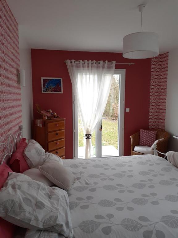 La BohalleChambre d'hôtes du Haut Chemin的一间卧室设有一张大床和一个窗户。