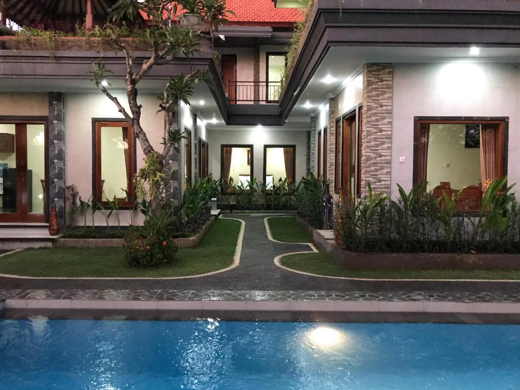 乌布Villa Dira Ubud的房屋前有游泳池的房子