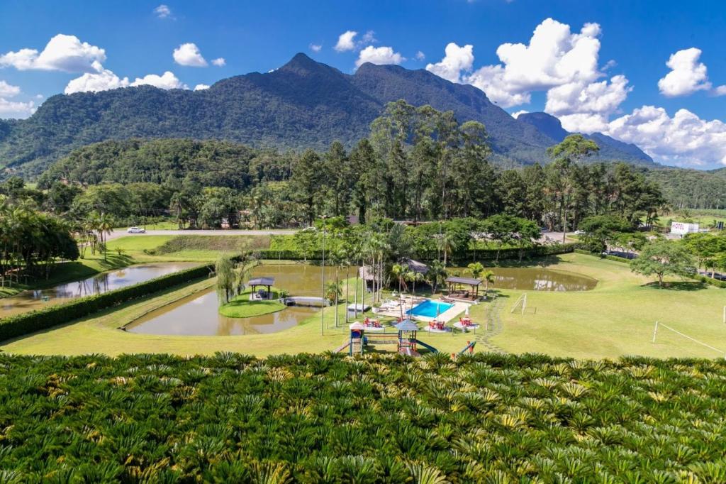 科鲁帕Tureck Garten Hotel的享有以山脉为背景的高尔夫球场的景致