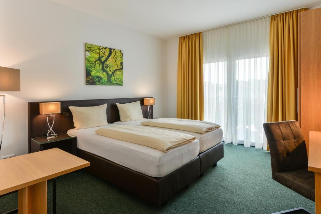 马兹灵奈格尔兰德酒店的酒店客房设有一张大床和一张书桌。