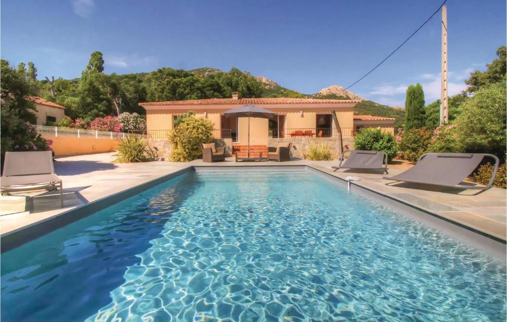 阿尔加约拉Awesome Home In Algajola With Wifi的房屋前的游泳池