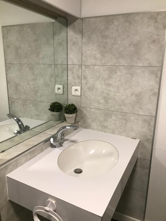 勒阿弗尔Studio Meublé Vue Mer的浴室设有白色水槽和镜子
