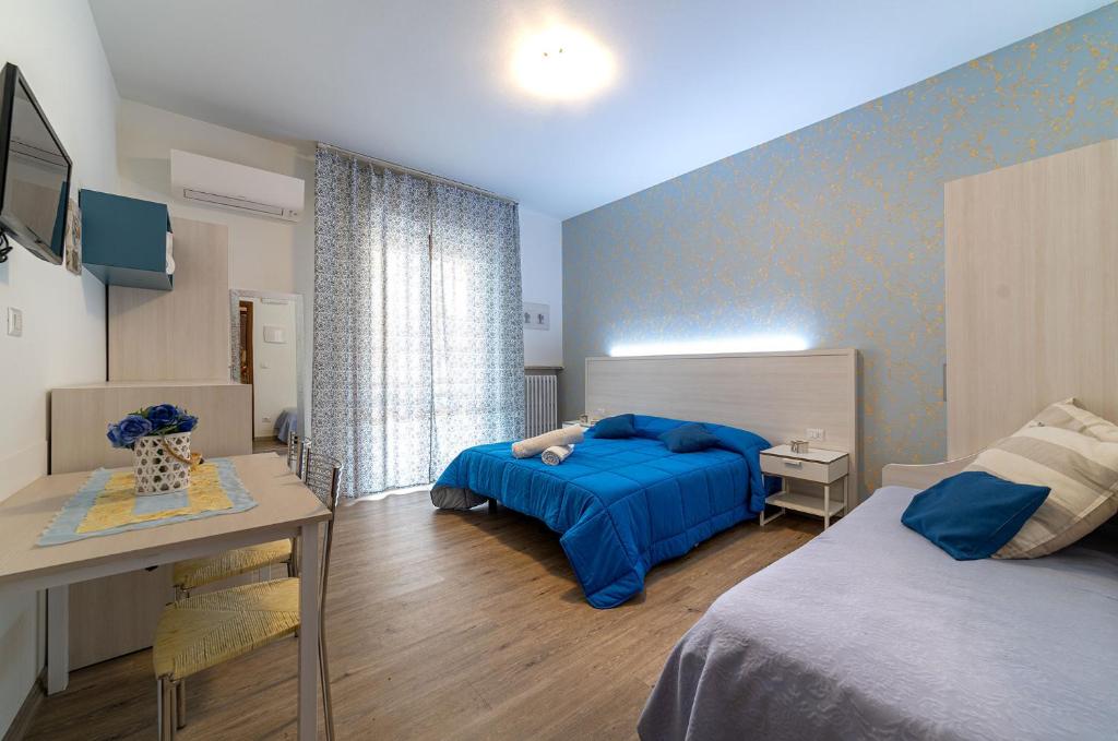 里米尼B&B Villa Montreux的一间卧室配有一张床、一张桌子和一张书桌
