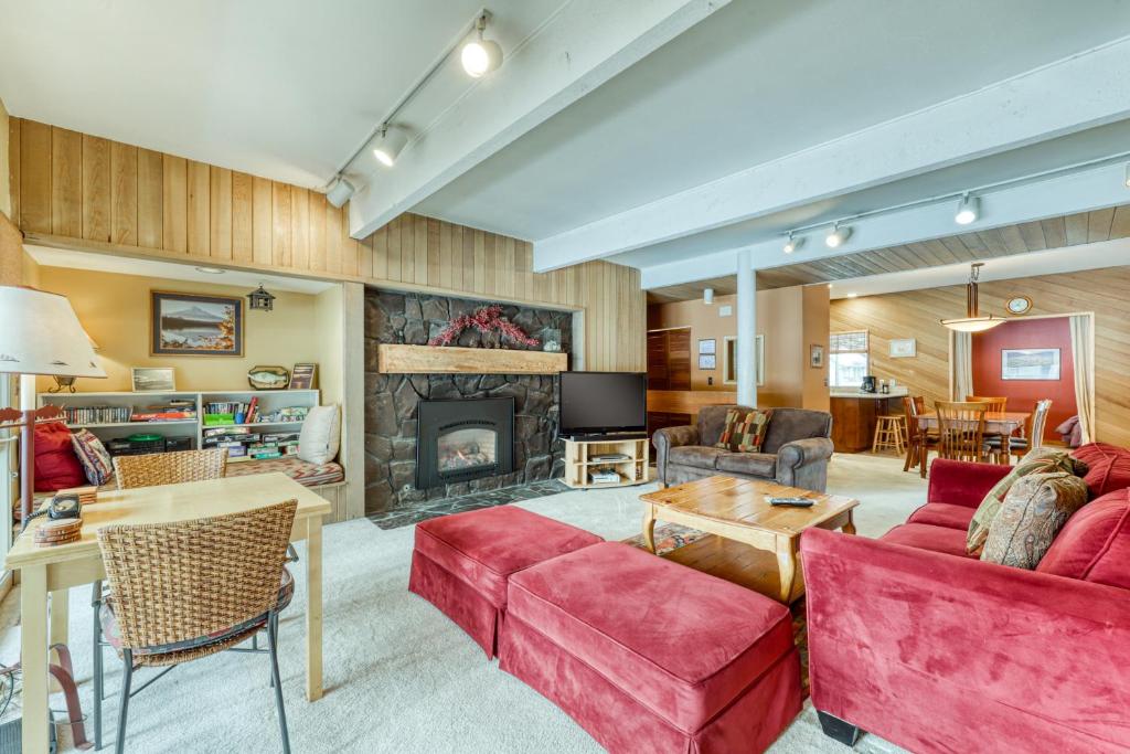 森赖弗Meadow House 15 | Discover Sunriver的客厅配有红色家具和壁炉