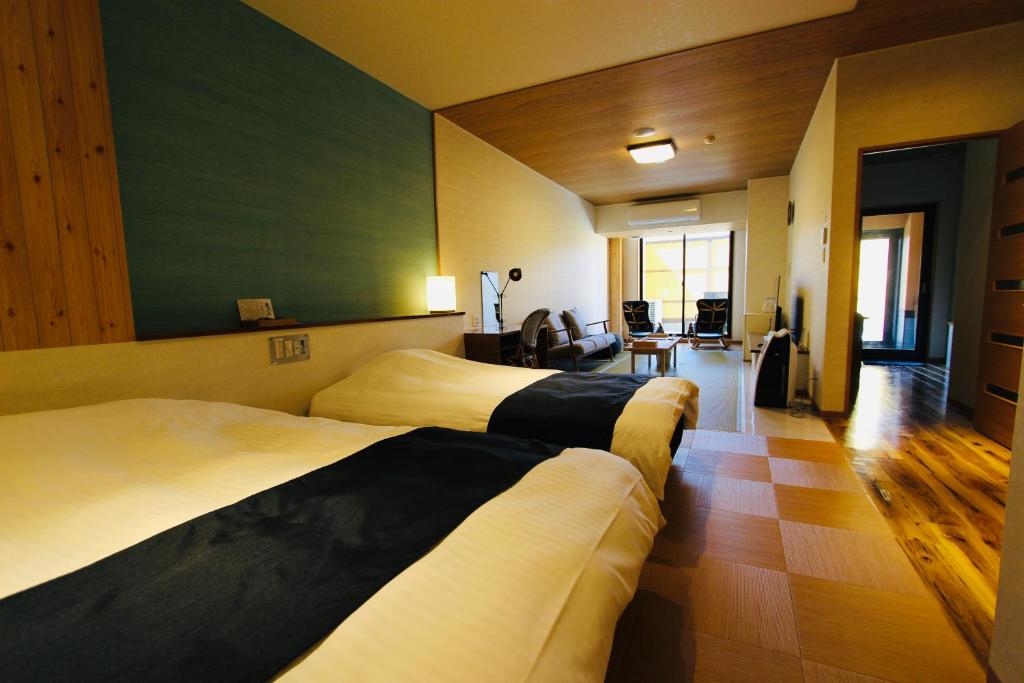 一关Kajitsu no Mori的酒店客房带两张床和一个客厅