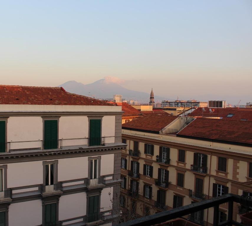 那不勒斯Maison Duomo 290的享有背景群山建筑屋顶的景色