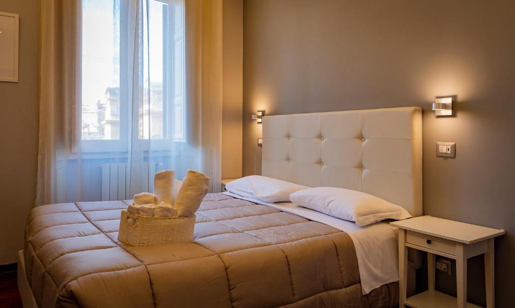 罗马贝佳斯行政套房酒店的酒店客房,配有一张带篮子的床