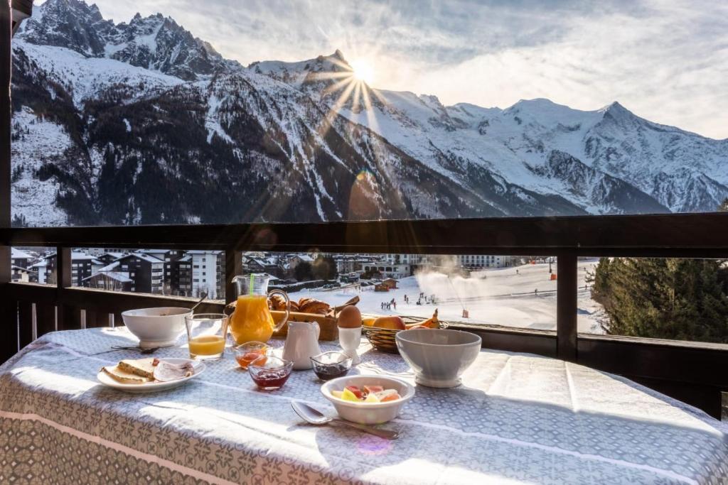 夏蒙尼-勃朗峰巴拉贡撒沃酒店的一张带食物的桌子,享有山景
