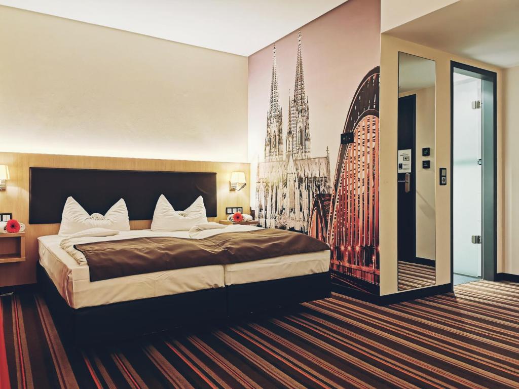 科隆财运酒店的一间卧室配有一张大床,并拥有大教堂的照片