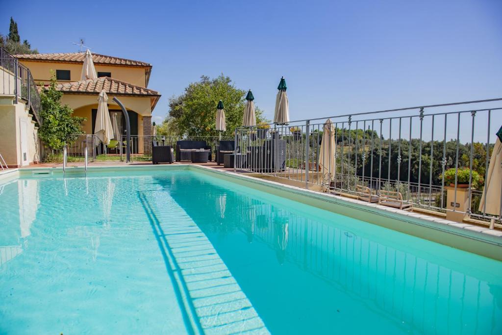 坎丕里亚麦利蒂玛丹尼斯别墅酒店的一座房子前面的蓝色海水游泳池