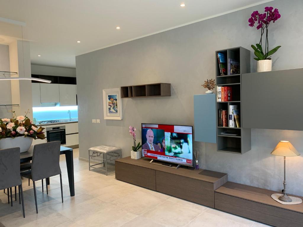 斯特雷萨A Casa di Chiara 2的客厅设有壁挂式平面电视。