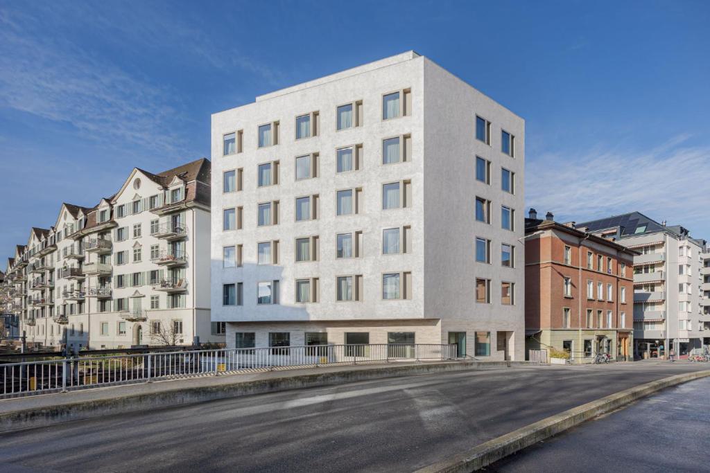 卢塞恩VISIONAPARTMENTS Neustadtstrasse - contactless check-in的街道边的白色大建筑