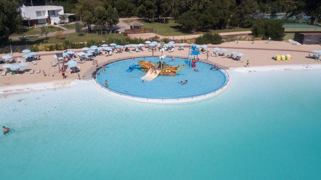 埃斯特角城索拉纳斯绿色公园Spa度假村的享有度假村游泳池的顶部景致
