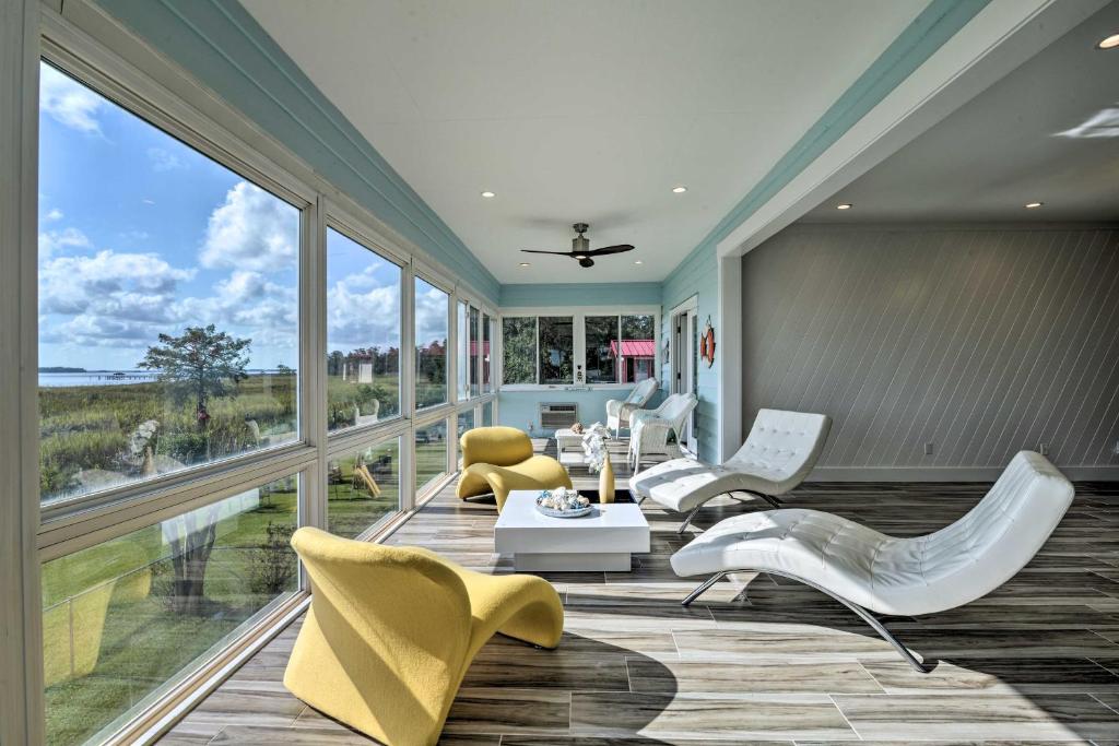 乔治敦Luxurious Waterfront Home with Private Pier and Views!的客厅配有家具和大窗户。