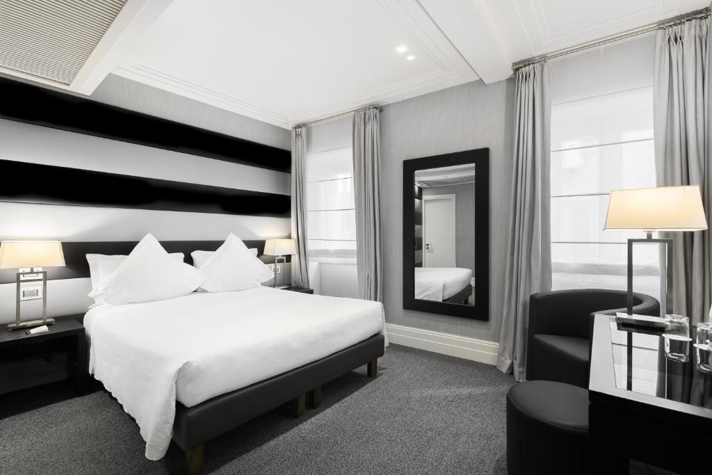 罗马曼奇诺街12号酒店的酒店客房,配有床和镜子