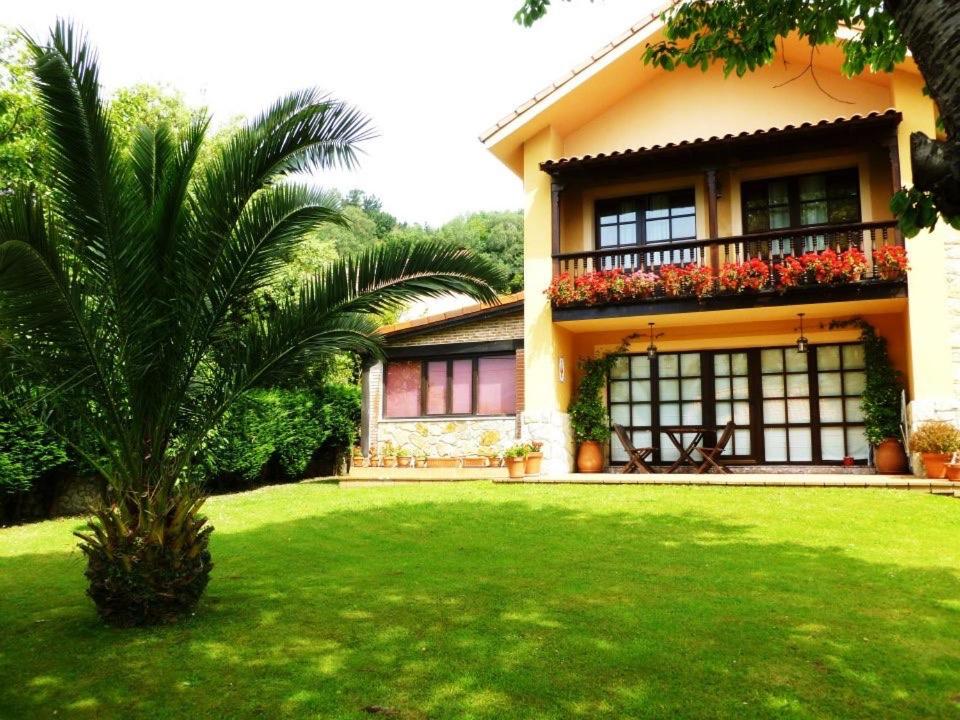 利亚内斯Las endrinas的院子前有棕榈树的房子