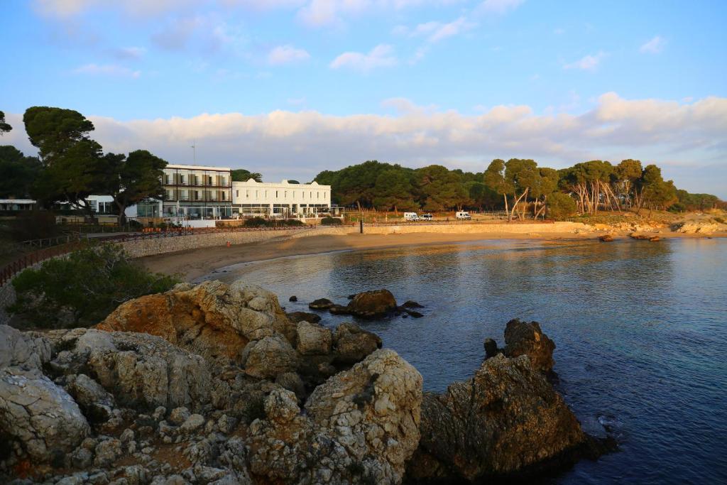 莱斯卡拉安普利耶斯旅馆的海滩上建有一座建筑,在水中建有岩石