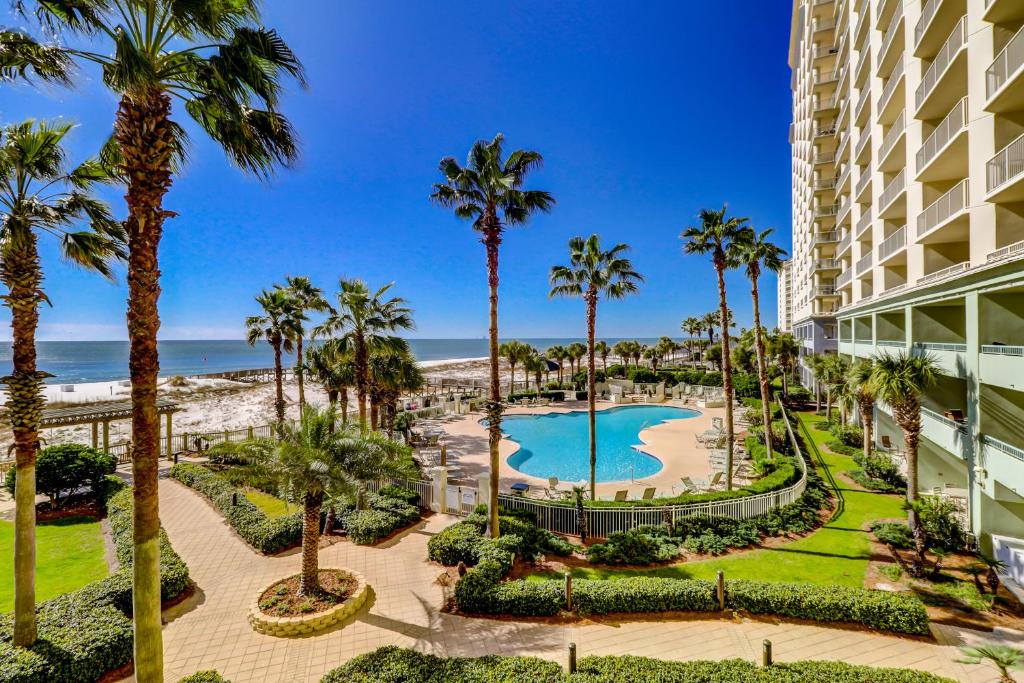 格尔夫海岸The Beach Club Resort and Spa的享有度假村的空中景致,设有游泳池和棕榈树