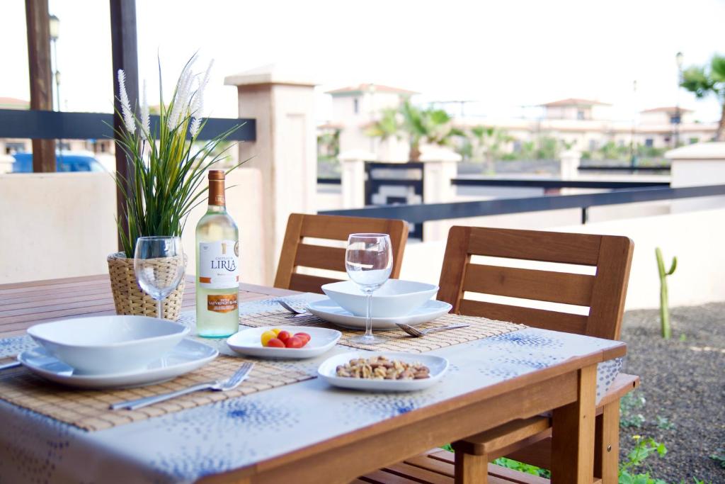 拉奥利瓦The Blue Torrent, perfect for relaxing getaway的一张桌子,上面放着一瓶葡萄酒和一盘食物