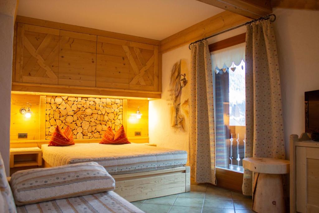 莫埃纳拉斯特原住酒店的一间卧室设有一张床和一个窗口