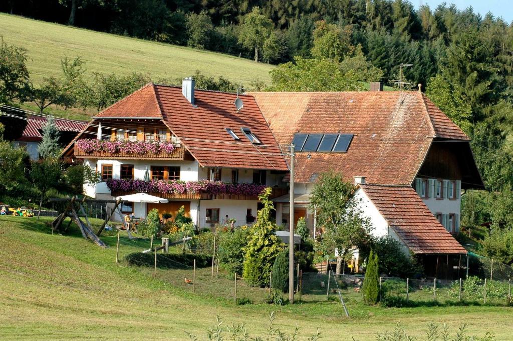 SchuttertalFerienhaus Gehring的一座房子,屋顶上设有太阳能电池板