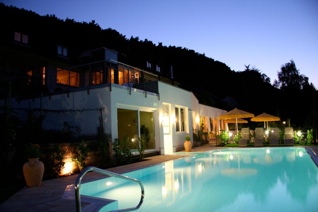 圣马丁威德曼韦恩酒店的夜间在房子前面的游泳池