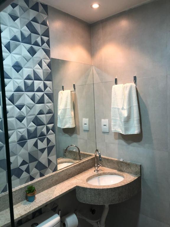 马拉戈日POUSADA MARITIMAR的一间带水槽和镜子的浴室