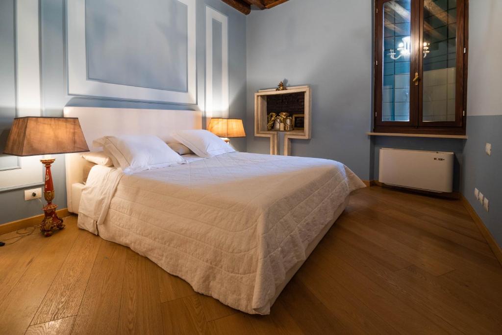 威尼斯威尼斯公寓的一间卧室配有一张大床和两盏灯。
