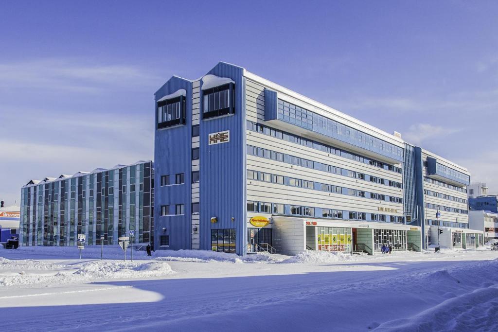 努克Hotel Hans Egede的前面有雪的大建筑