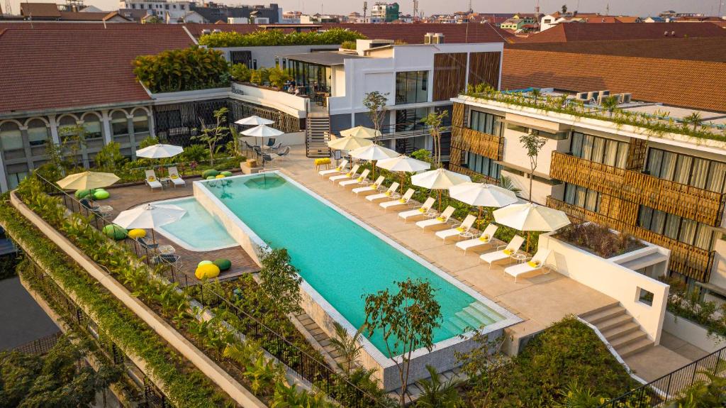 暹粒鸟园酒店的享有酒店空中美景,设有游泳池
