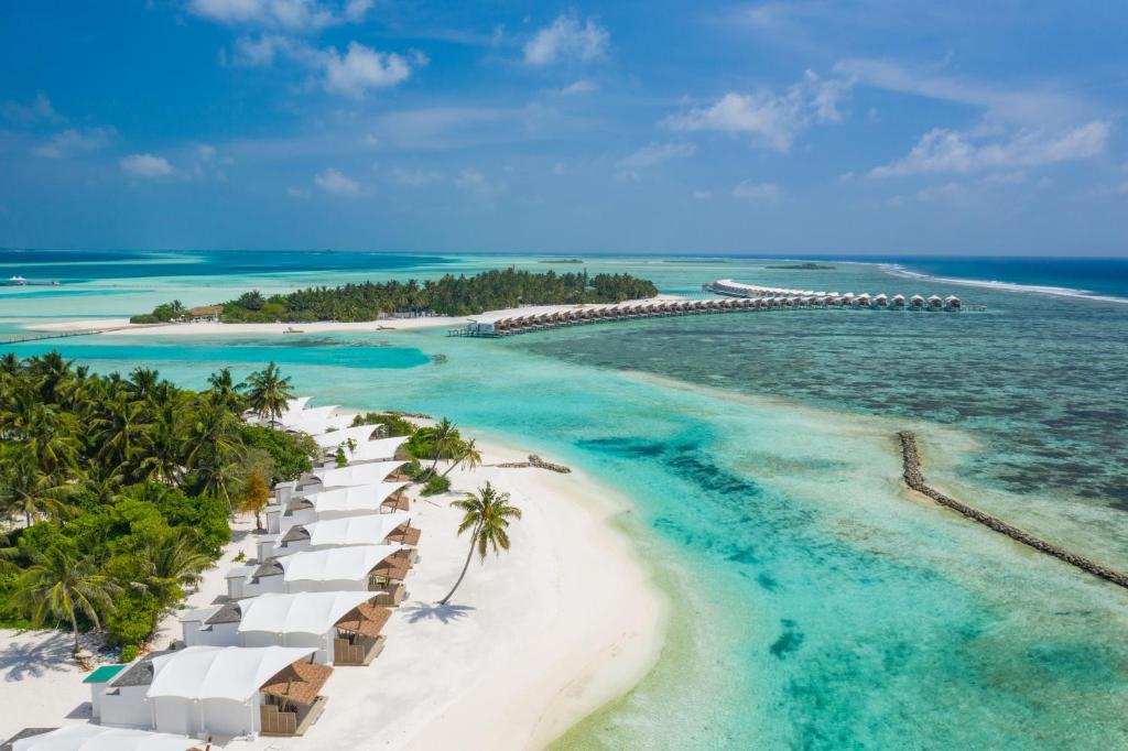 美慕环礁马尔代夫西纳蒙哈库拉呼啦全包度假村的蓬塔卡纳高级度假村享有海滩的空中景致
