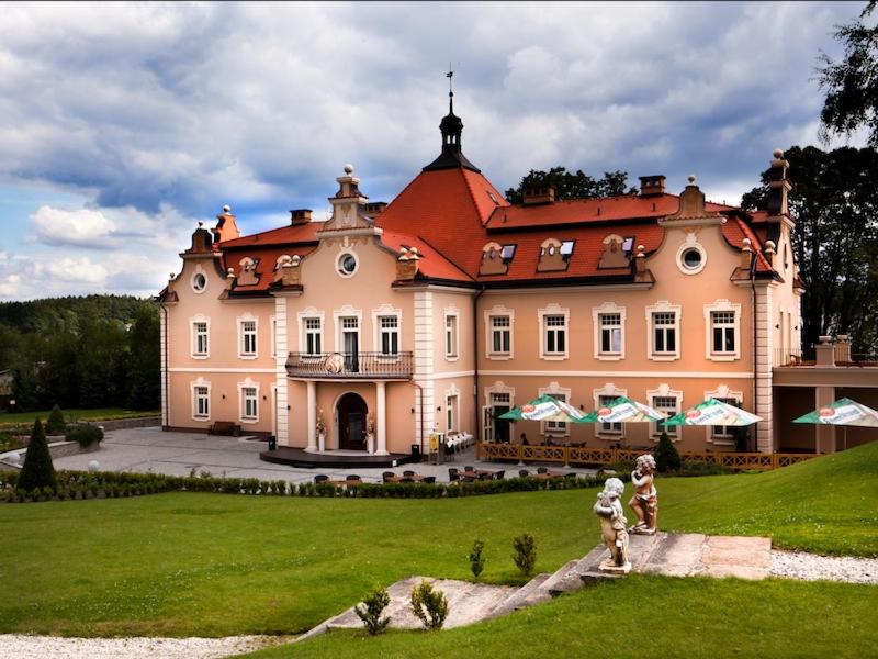 Strančice扎马克博世托德酒店的两人走在房子前面的大房子