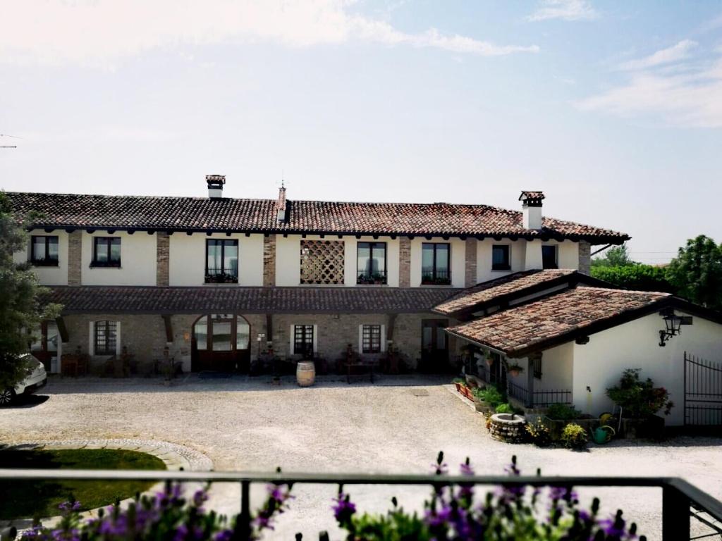 Bagnário ArsaAgriturismo Mulino Delle Tolle的一座大房子前面设有一个庭院