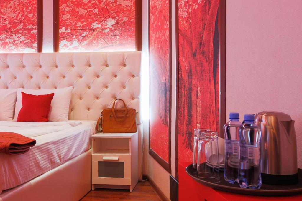 乌法Hotel Palitra的一间卧室配有一张红色墙壁的床