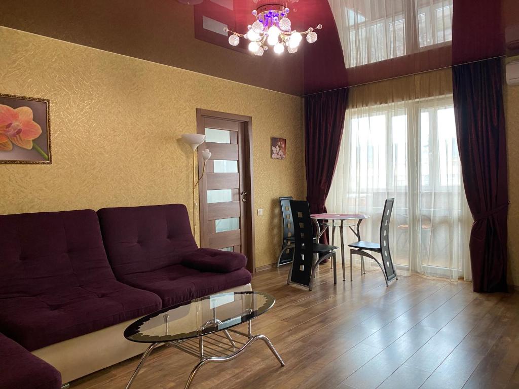 哈尔科夫New apartments with panoramic views on Avenue Nauky的客厅配有沙发和桌子