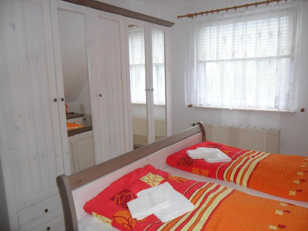 乌曼茨Ferienwohnung的一间卧室配有一张床,上面有两条毛巾